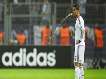 ماذا عن عادة البصاق في الملاعب.. الفيفا يقترح قوانين جديدة تماشيا مع الزمن الجديد