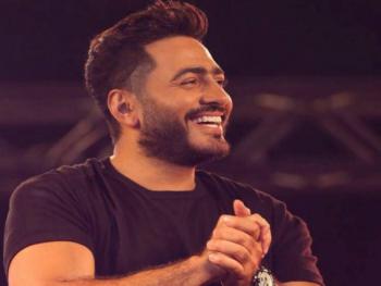 الفنان المصري تامر حسني يغازل أبطال مسلسل مقابلة مع السيد آدم