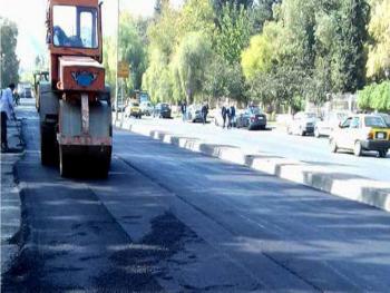 استمرار عمليات التزفيت لاحياء دمشق ليلا وتركيب الدرابزينات على جسورها