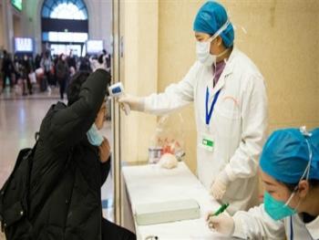 الصحة العالمية توضح لا دليل على انتقال الفيروس عبر ملامسة الاسطح