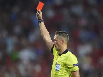 الفيفا : عقوبة لمن يبصق في الملعب