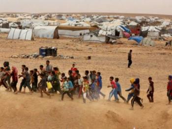 مهجرون من مخيم الركبان المحاصر يستطيعون الوصول إلى مناطق سيطرة الدولة