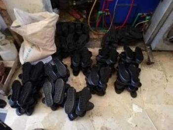 عناصر تموين اللاذقية يضبطون ورشة لتصنيع الاحذية من السيرومات الطبية