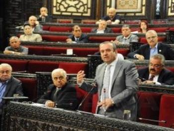 مخلوف: العمل جار على إعادة أهالي مخيم اليرموك والحجر الاسود إلى منازلهم