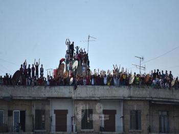 جمهور نادي الاتحاد يلفت اهتمام صحيفة “ديلي ميل” البريطانية بتشجيعه من على الأساطيح