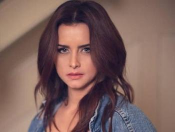 نور اللبنانية تظهر بالحجاب في جلسة تصوير على غلاف مجلة فوغ