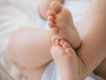 سيدة تنجب توأما بفارق عمر بينهما عشر سنوات