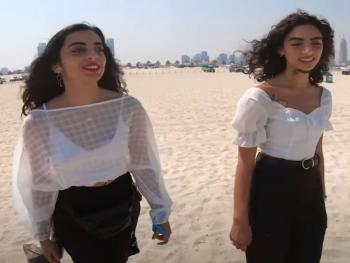 يخلق من الشبه 40... سورية ورومانية تتشابهان في أدق التفاصيل كانهما توأم