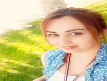 الكاتبة مي منصور