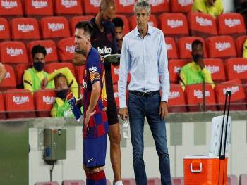 مدرب برشلونة يخرج عن صمته ويكشف موقفه من الرحيل