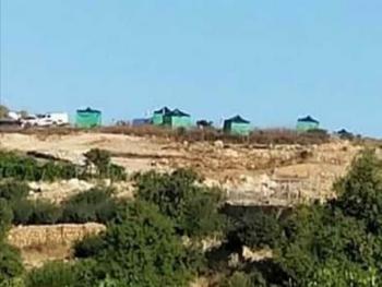 مستوطنون يستولون على مساحات من أراضي الفلسطينيين بالخليل