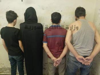 فرع مكافحة المخدرات يلقي القبض على امراة تستغل طفلها في ترويج المخدرات