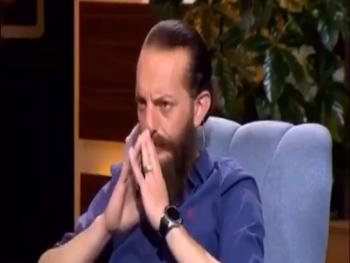 اويس مخللاتي الهارب من منزل والديه يهاجم نقيب الفنانين والدراما السورية