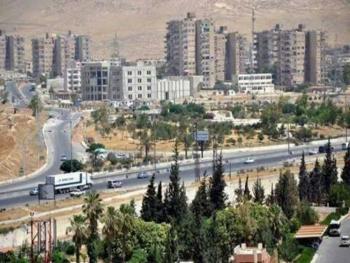 الحجر على بناء في ضاحية الأسد، بعد تأكيد إصابة أحد سكانه بكورونا