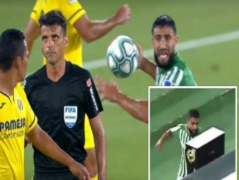 بعد طرده من المباراة.. لاعب جزائري يلكم حكم الـ" var"