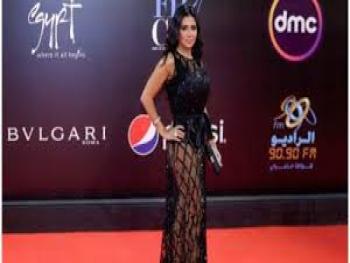 بسبب نشرها صور لممثلات مصر بـ "المايوه".. رانيا اليوسف تتعرض لهجوم حاد