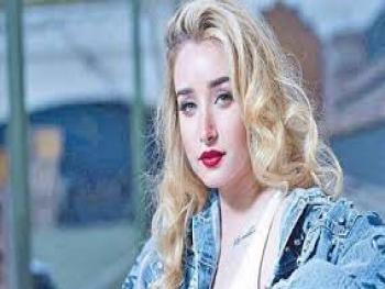 بالفيديو.. هنا الزاهد توثق  لحظة تحرش عدد من الرجال بها