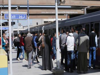 سيدة مصرية تلقي نفسها تحت عجلات مترو الأنفاق 