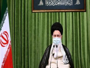 الامام الخامنئي يؤكد ضرورة التضامن والتكاتف بوجه الأعداء