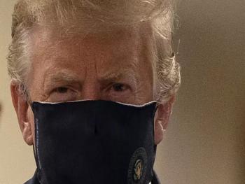 بعد انتقادات لاذعة.. ترامب للمرة الأولى بالكمامة