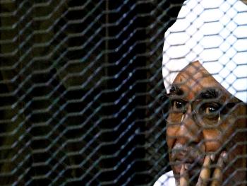 اليوم تبدأ أول جلسات محاكمة البشير بتهمة الانقلاب التي قد تصل عقوبتها الإعدام