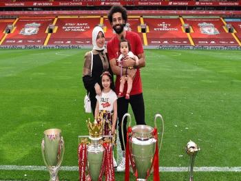 بأول ظهور لابنته كيان.. محمد صلاح يحتفل بالكؤوس التي حققها مع الريدز