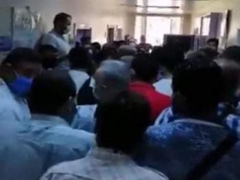 فوضى وازدحام بمركز إجراء المسحات للمسافرين.. فاين انت يا وزارة الصحة؟