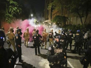 محتجون يضرمون النار بمبنى حكومي في مدينة بورتلاند الأمريكية