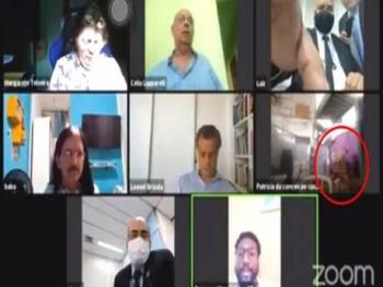 علاقة +18 على المباشر.. خلال اجتماع حكومي عن بعد في البرازيل