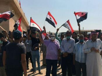 وقفة احتجاجية لأهالي قرية البجارية بريف القامشلي للمطالبة بطرد الاحتلال الأمريكي وتنديداً بالاعتداء على حاجز للجيش