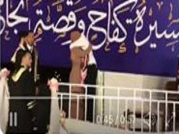 شاب فلسطيني بحصد تأييد مواقع التواصل الاجتماعي.. تحدى الأمن وصعد مع امه للمنصة