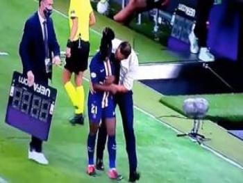 ملامسة المدير للاعبة الفريق لم ترق للجمهور فطالب بمحاسبته