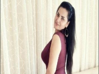 سما المصري تنهار في المحكمة بعد تعديل حكم سجنها