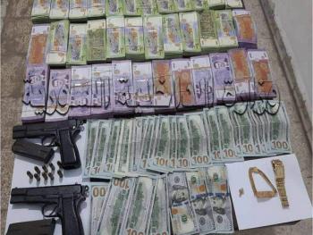 القبض على عصابة تمتهن سرقة المنازل وتصريف العملة الأجنبية في حمص