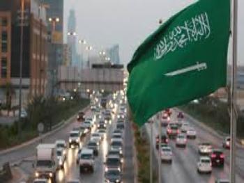 بالفيديو..  متهم سعودي بالفساد يخفي ملايين الريالات بطريقة شيطانية في منزله