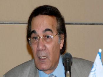 عمرو محمود ياسين يرد على مفاجأة وصية والده