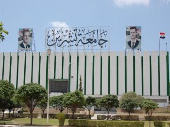ماكرون يغرد بالعربية مخاطبا المسلمين في خضم أزمة الرسوم المسيئة للنبي محمد