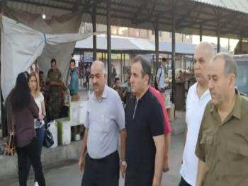 محافظ اللاذقية: معاقبة كل سرفيس متسرب ويوعز باستبدال القائمين على الكراج في جبلة