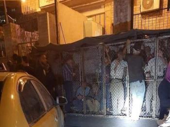 صورة الاقفاص استفزت المواطنين.. وقرار بإزالتها من أفران ابن العميد بدمشق