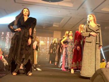 مصممة الازياء عائشة الشامسي .. تنافس ايطاليا والهند وألمانيا في آخر عروضها في دبي