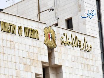 امرأة تنتحل شخصية سيدة محسنة وتسرق ضحاياها بالمغافلة