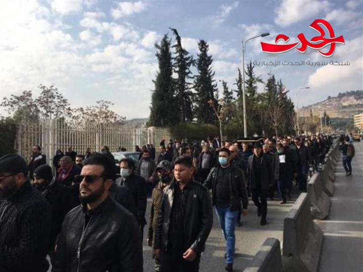 في غياب نقابة الفنانين.. نجوم سورية وشعبها يودعون حاتم علي الى ماواه الاخير