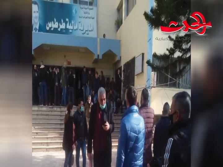 المسرحون أمام مالية طرطوس في ازدحام مع كورونا