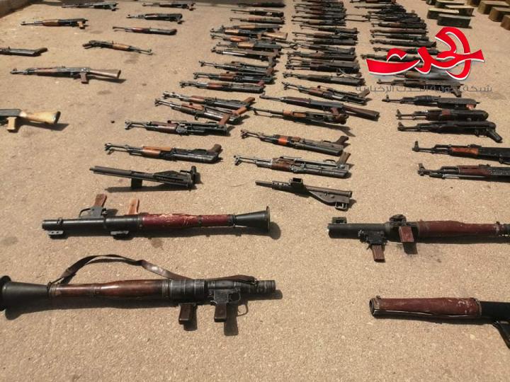 العثور على كميات كبيرة من الأسلحة المتنوعة بدرعا