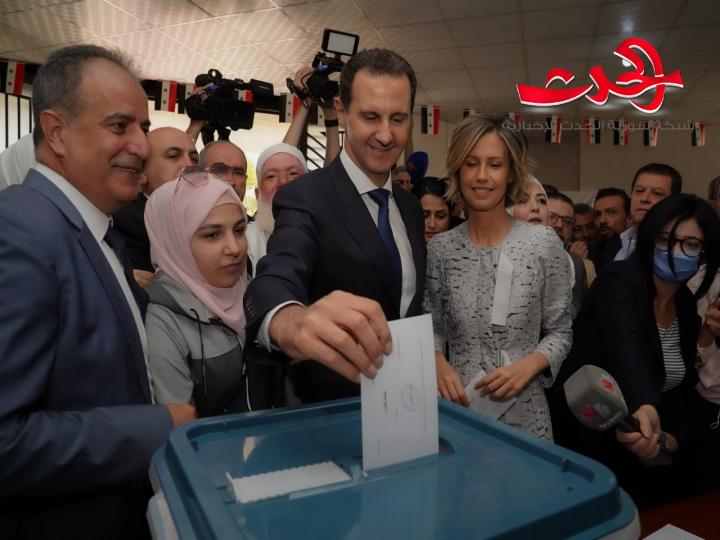 من مدينة دوما المرشح بشار الأسد والسيدة أسماء الأسد يدليان بصوتهما