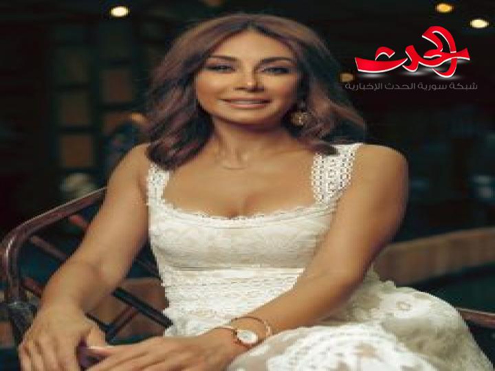 كاريس بشار  بفستان أبيض مكشوف الصدر تشعل المواقع 