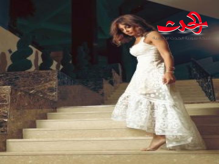 كاريس بشار  بفستان أبيض مكشوف الصدر تشعل المواقع 