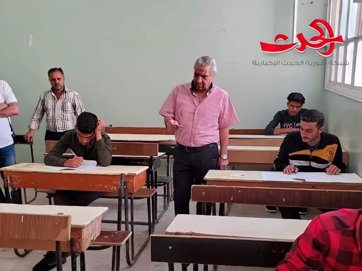 مندوب التربية يُحقق مع الطلاب في القاعة الامتحانية..ننصحكم في المرات القادمة إجراء تحليل DNA 