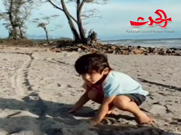 إبن كارينا كابور يخطف الأنظار بجماله