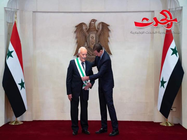 الرئيس الأسد يقلد العماد علي أصلان رئيس هيئة الأركان السابق وسام الاستحقاق السوري من الدرجة الممتازة.